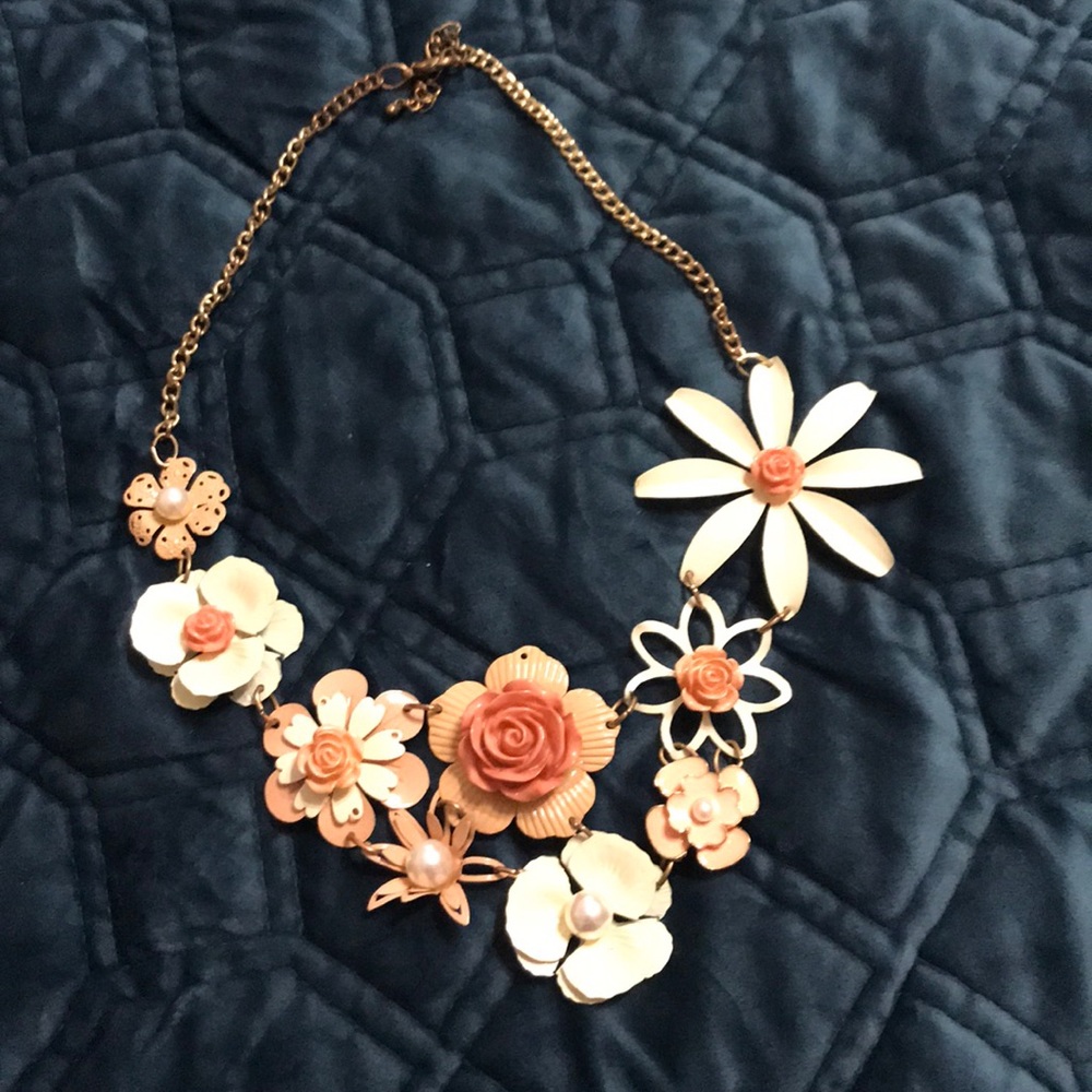 Statement necklace in coral and cream